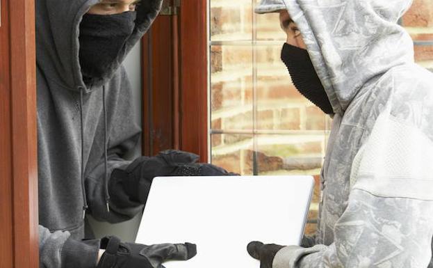 Los padres exigen que se repongan los ordenadores robados en colegios