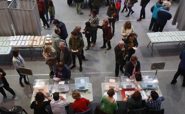 La afluencia en Álava a las 18.00 horas frisa el 50% e iguala la de 2015