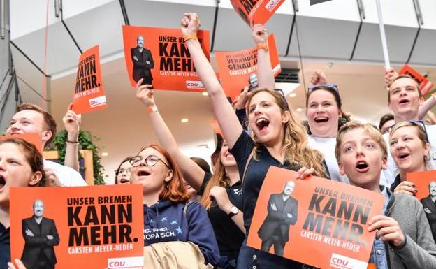 Alemania: los conservadores de Merkel ganarían las elecciones europeas, según los sondeos