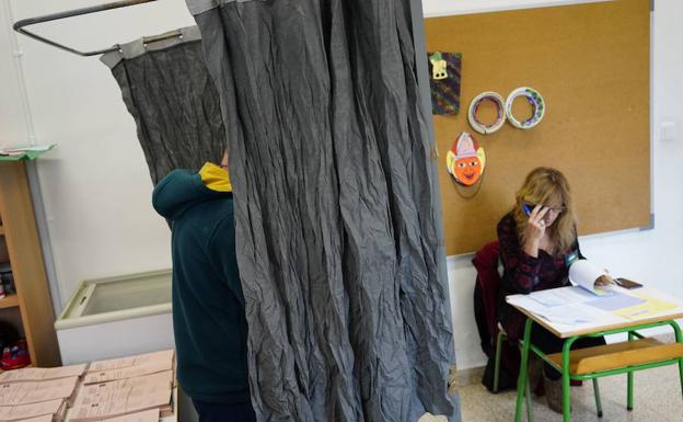 Lo que dice la ley sobre urnas, cabinas y papeletas