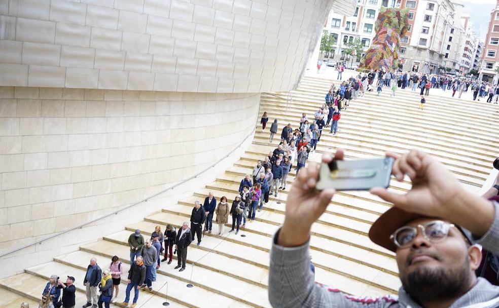 Los 6.400 turistas de los cuatro cruceros llegados hoy abarrotan el Guggenheim