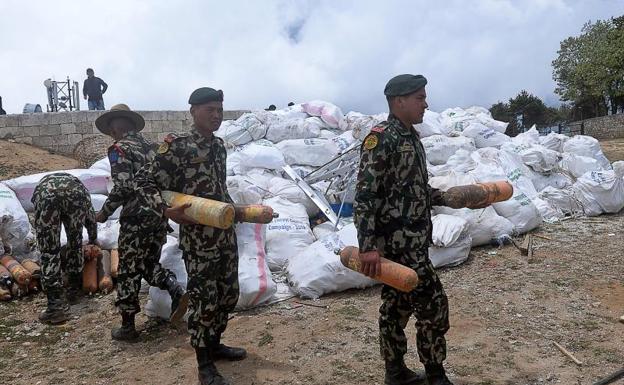 Hallan cuatro cadáveres y recogen once toneladas de basura en la limpieza del Everest