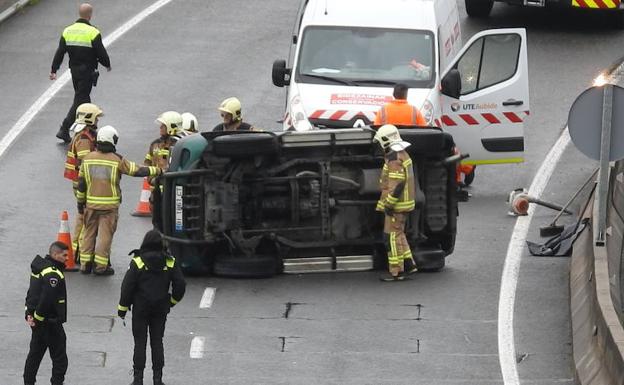 Herido tras volcar su vehículo en Santo Domingo