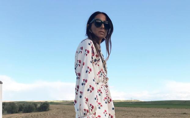 El truco de una 'influencer' vitoriana para convertir vestidos de invitada en looks de oficina