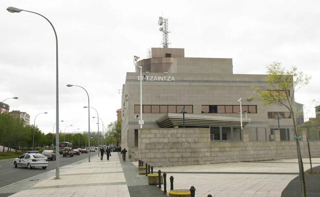 Detenido al intentar cobrar cheques falsos por valor de 6.000 euros en un banco de Vitoria