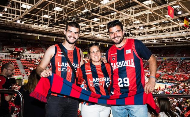 Un centenar de aficionados acompañan al Baskonia en Zaragoza