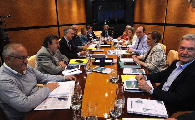 El PNV abre el proceso para cerrar un pacto global con el PSE en Euskadi