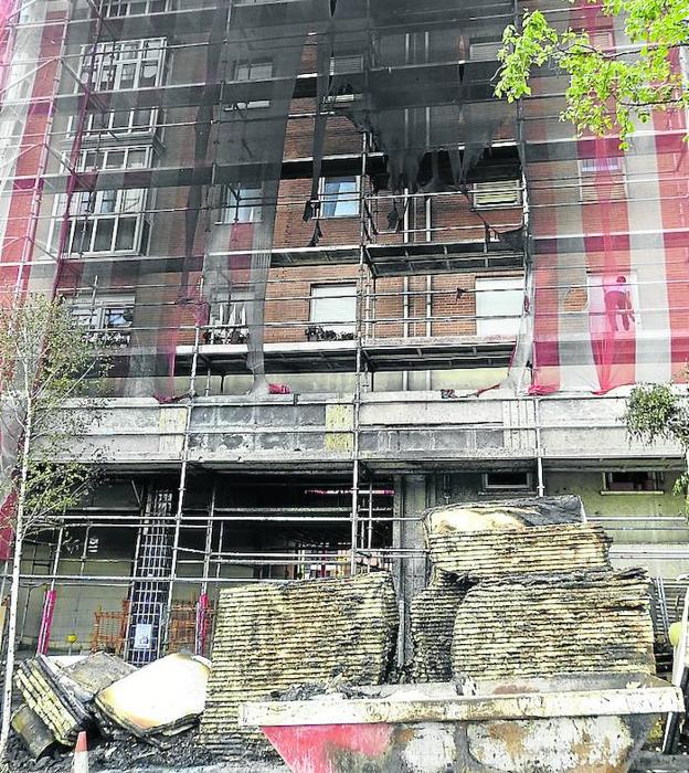 El incendio «intencionado» de un contenedor obliga a desalojar a 20 vecinos de Txurdinaga