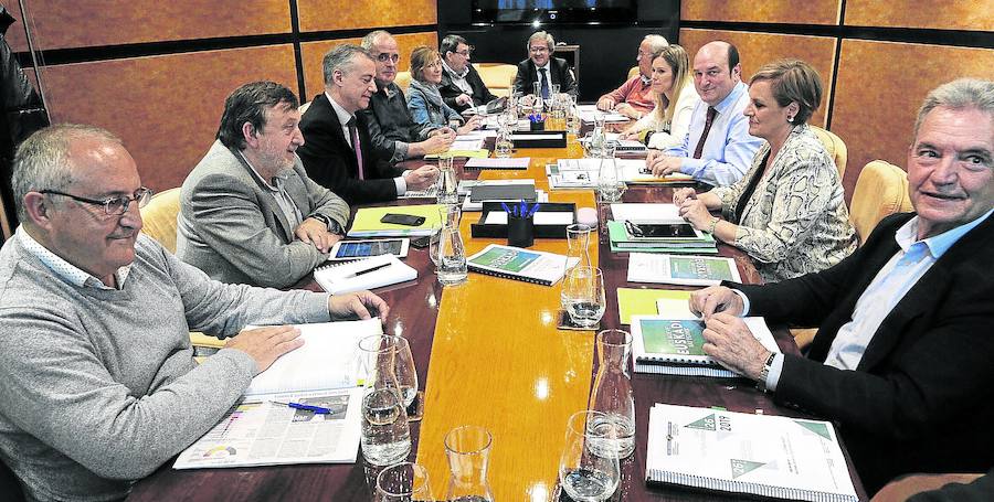 El PNV abre el proceso para cerrar un pacto global con el PSE en Euskadi