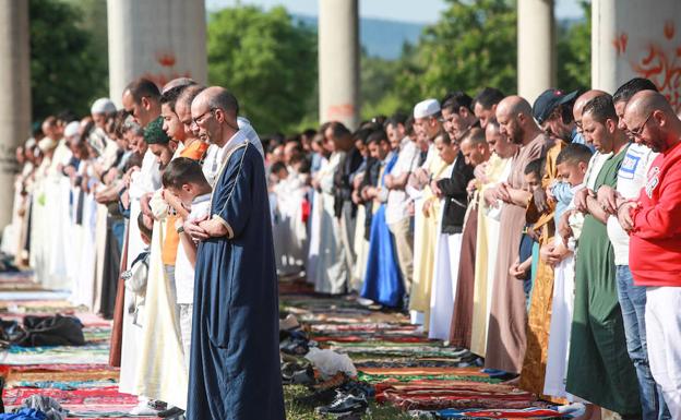 Un millar de musulmanes despide el Ramadán en Vitoria bajo la cúpula del Buesa