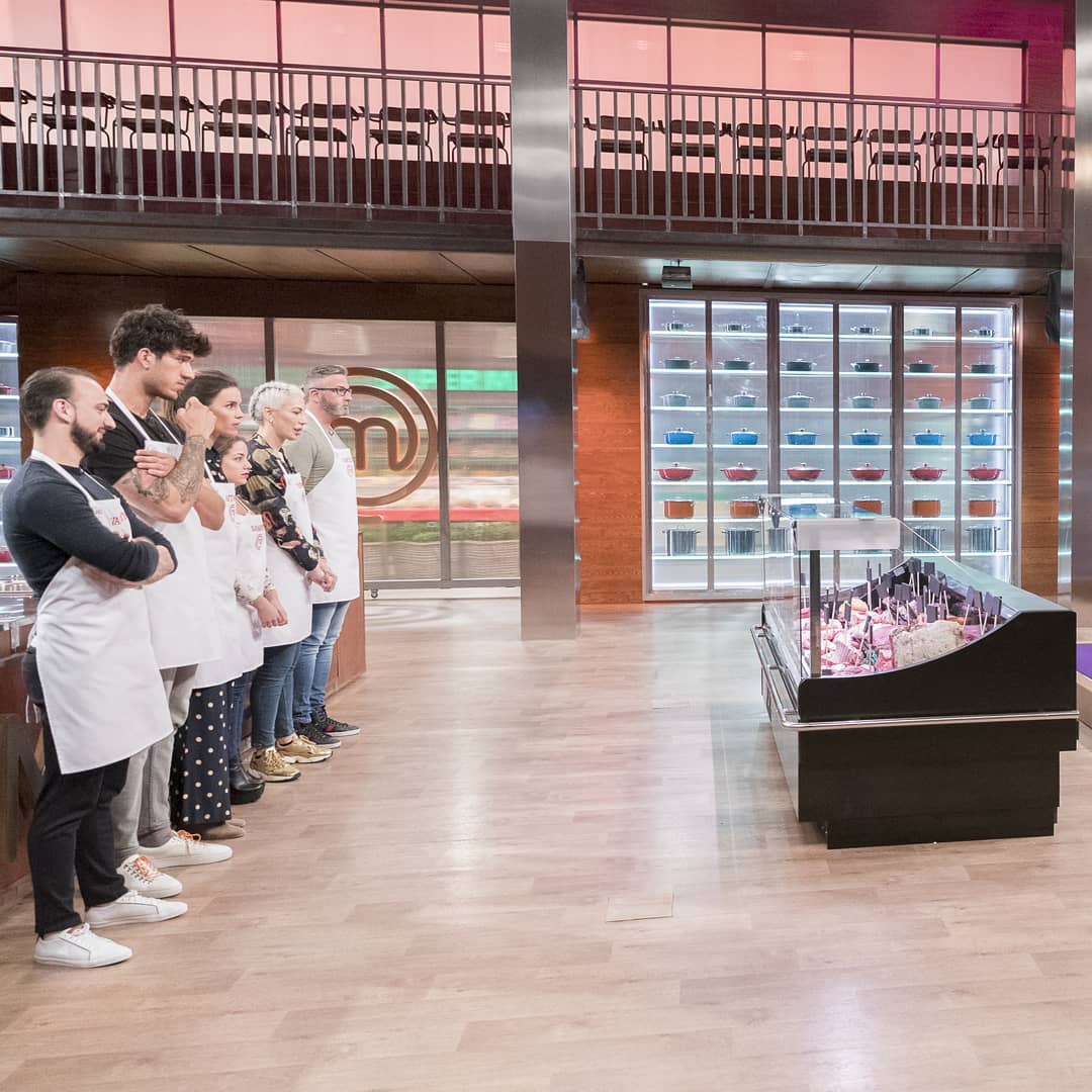 Aitana, la concursante vasca de Masterchef, se viste de tiros largos en la cocina