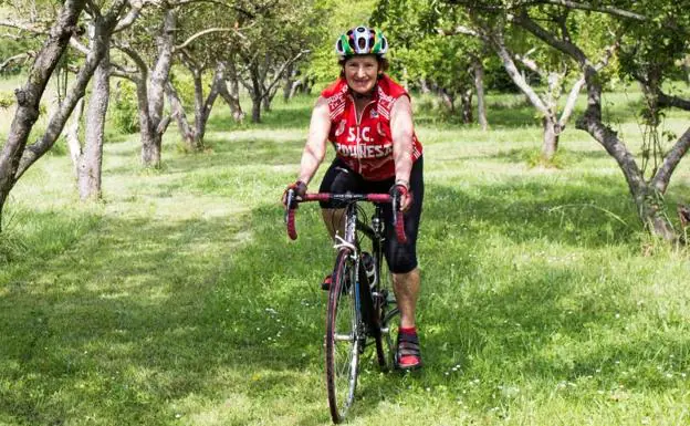 Así es Mari Carmen, la cicloturista de 76 años de Orduña que ha subido «cuatro veces el Tourmalet»