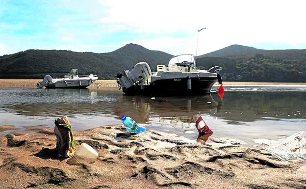 Una marea humana declara la guerra al plástico en el corazón de Urdaibai