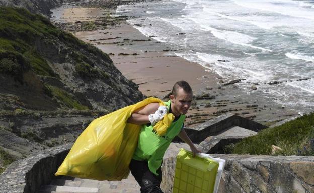 1.800 kilos menos de basura en la playa de Barrika