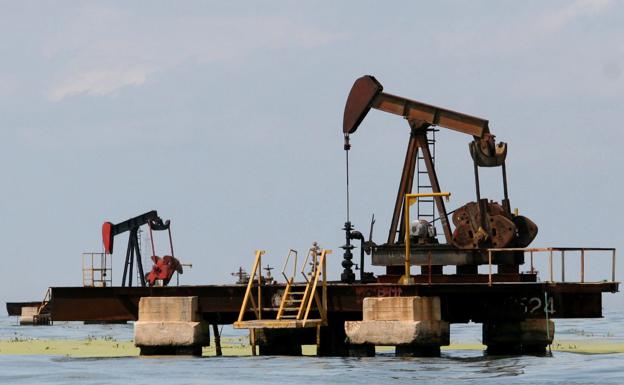 Un petróleo 15 dólares más caro por las crisis de Venezuela e Irán