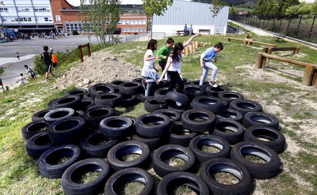 La escuela de Ribabellosa inaugura un patio de juegos conectados a la tierra