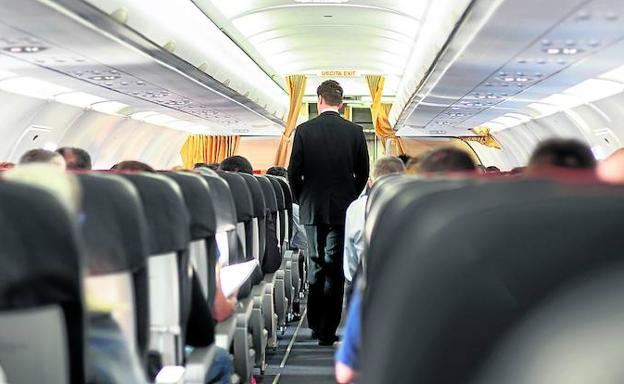 EL CORREO se presenta de incógnito a las pruebas para azafato de Ryanair