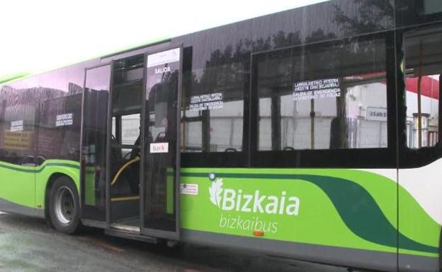 Conductores de autobuses denuncian amenazas y roturas de luna cuando paran delante de una discoteca de Lemoa