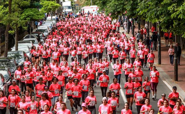 6.000 ganadoras cubren de rosa Vitoria