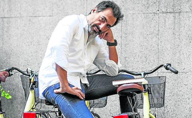 «En las series hay demasiados guapos y eso me saca fuera»