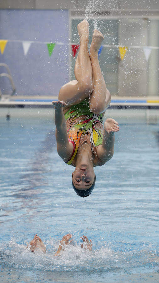 Entrenamiento de natación sincronizada en la Sociedad Deportiva Náutica de Portugalete