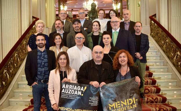 Bieito moderniza 'Mendi Mendiyan', una ópera centenaria que «merece un lugar en el repertorio europeo»