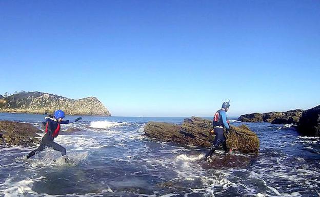 Coasteering en Lea-Artibai, aventura entre agua y rocas