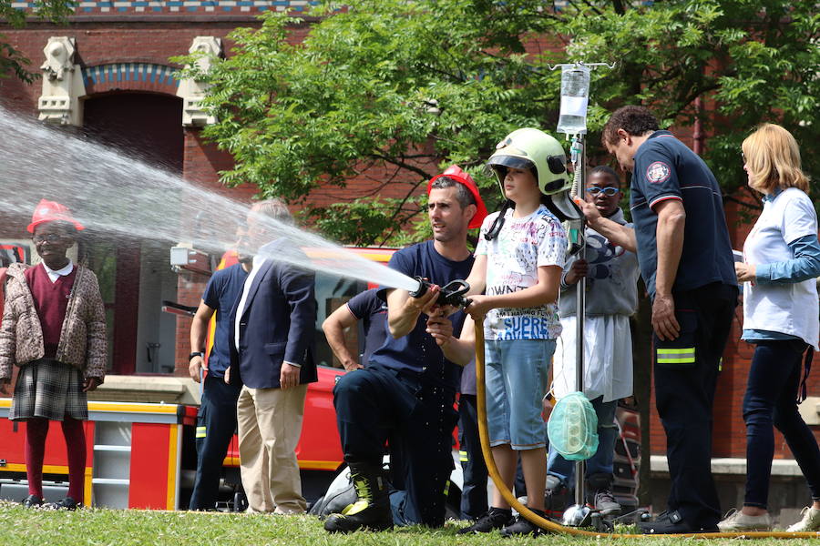 Los bomberos de Bilbao apagan tristezas en el hospital de Basurto