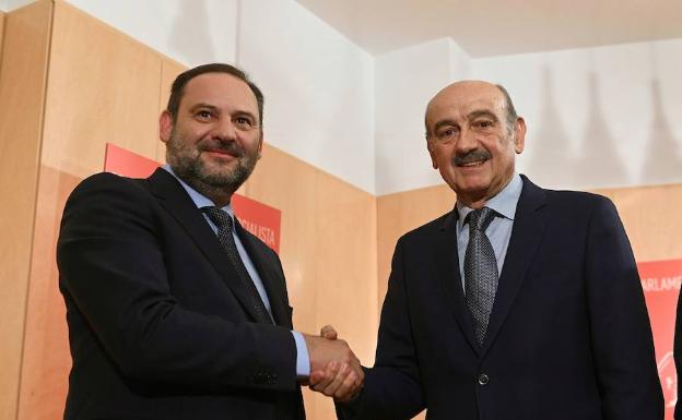 Revilla arranca a Sánchez un estudio para acelerar el tren entre Santander y Bilbao