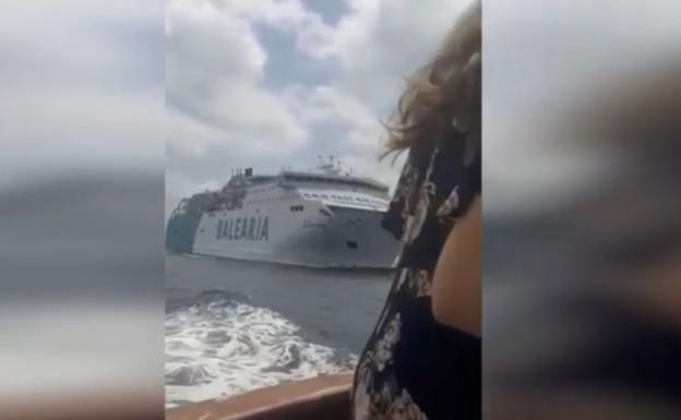 Un ferry y un navío turístico, a punto de chocar entre Ibiza y Formentera