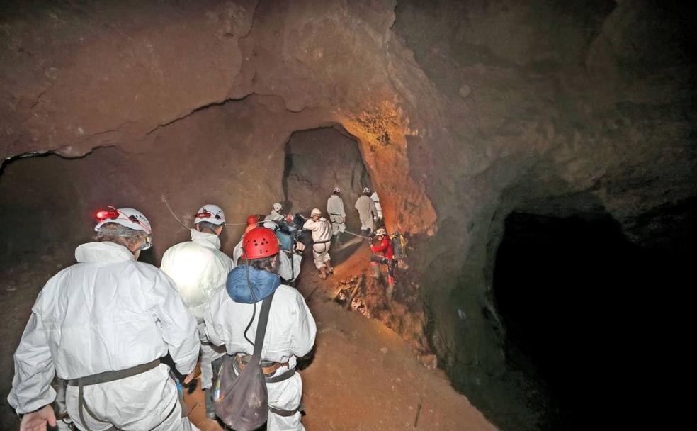 El Soplao estrena vía ferrata con un lago a 60 metros bajo el suelo