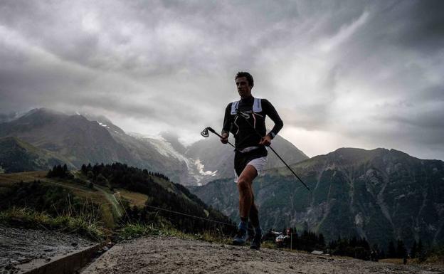 El paseo de Kilian Jornet junto a un precipicio que pone los pelos de punta