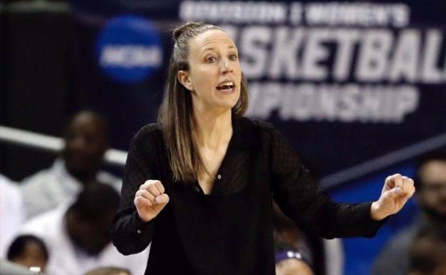 Lindsay Gottlieb, la primera en pasar del banquillo de la liga universitaria a la NBA