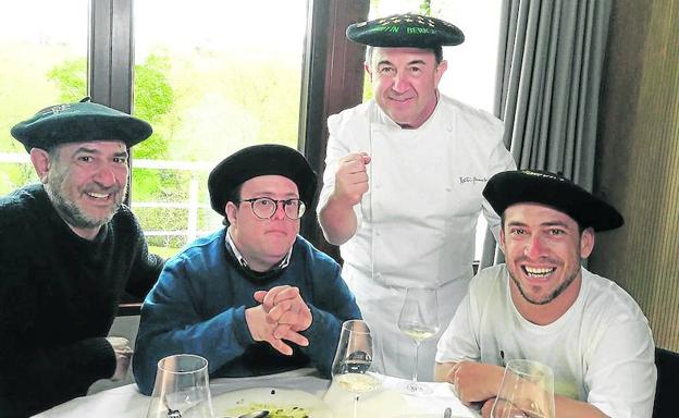 Karra Elejalde, Pablo Pineda, Martín Berasategui y El Langui, en 'Donde comen dos'./r. c.