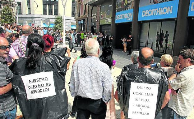 ELA propone blindar el cierre del comercio en festivos pero se topa con el rechazo patronal