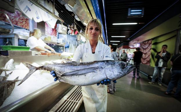 El 'rey del verano' llega a las pescaderías: recetas, trucos y consejos