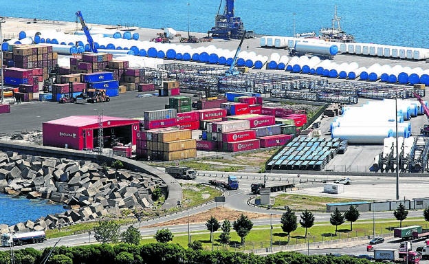 Las exportaciones vascas repuntan en abril por Petronor, los trenes y las ruedas