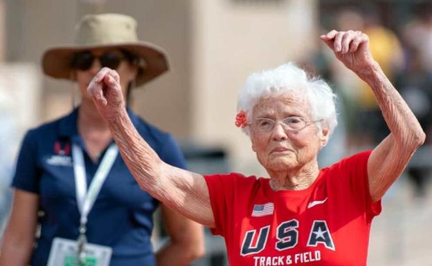 Julia 'Hurricane' Hawkins, la corredora que gana medallas con 103 años