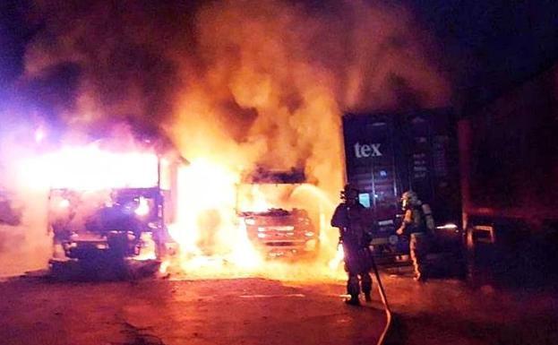Investigan un incendio en Larrabetzu que destruye dos camiones y daña otros dos