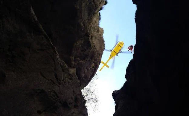 Un niño, clave en el rescate del montañero que cayó por una grieta cerca del Naranjo de Bulnes