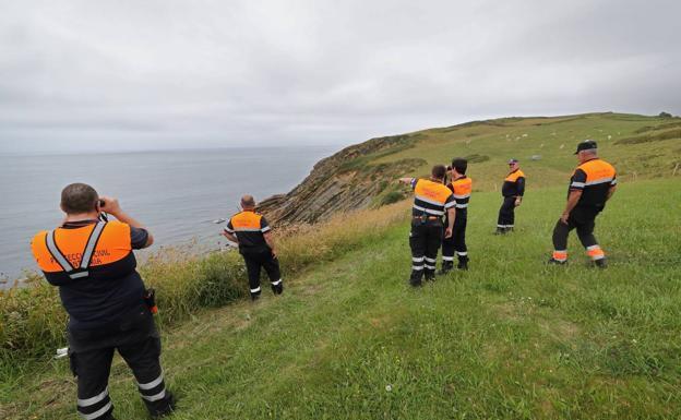 Un centenar de efectivos buscan a Manuel, el joven desaparecido en la costa de Cantabria