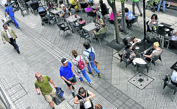 Bilbao prueba sonómetros que avisarán a los clientes cuando excedan el ruido en las terrazas