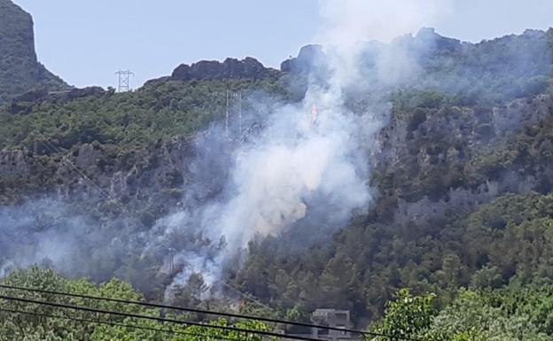 Un incendio quema una hectárea de bosque en Sobrón