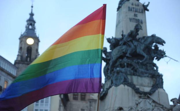 El Día del Orgullo LGTBI lucirá en los edificios de Vitoria