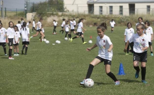 Más de 150 chicas participan en los campus de verano