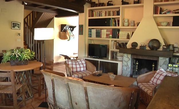 Un chalet de techos abuhardillados y estilo rústico en Bakio