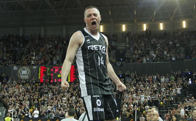 Javi Salgado cuelga las zapatillas y coge la pizarra