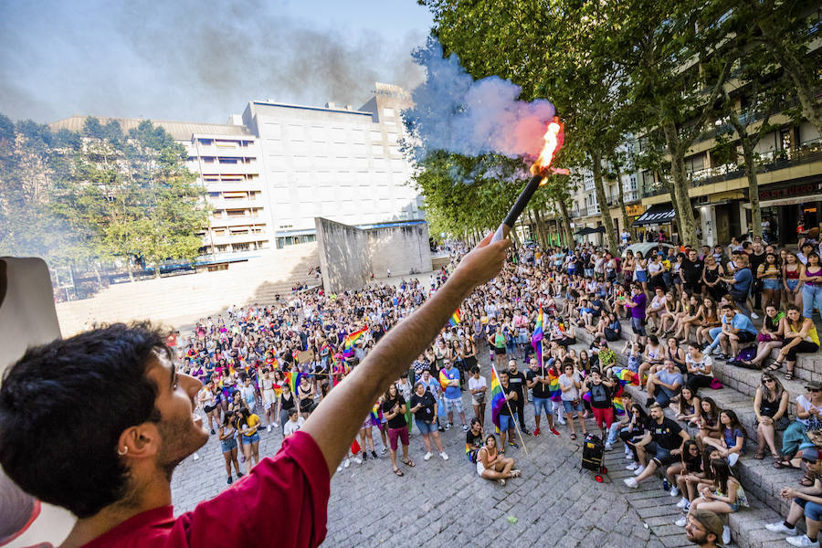 Vitoria reivindica la diversidad sexual en una fiesta multicolor