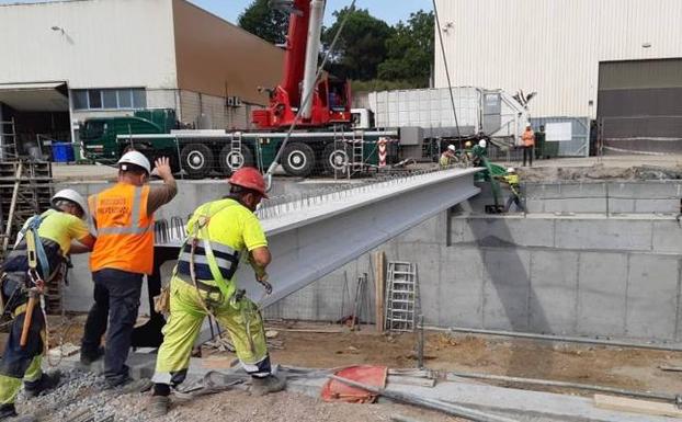 El nuevo puente sobre el río Asua en Sondika empieza a tomar forma