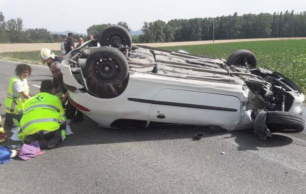 Hospitalizada tras volcar su coche en Lantarón